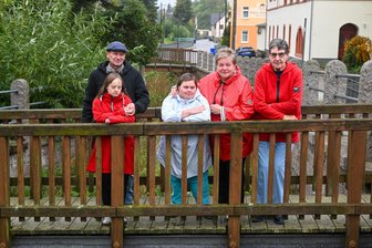 Wenn der Bus Verspätung hat: Warum sich Eltern in Claußnitz um ihre erwachsenen Kinder sorgen - Jens Ehnert mit Tochter Marie-Kristin, Manjana und Mutter Carmen Sohr sowie Regina Böhme (von links) auf einer Brücke am Anger in Claußnitz.