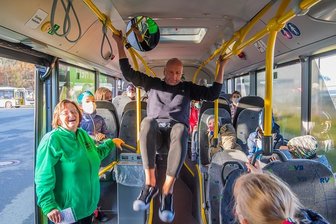 Wenn der Busfahrer an die Decke geht und der Teddy zu Boden - Busfahrer Matthias Schubert: "Mein Bus ist keine Turnhalle." Das, was er den Erstklässlern vorführte, einen Aufschwung an den Haltestangen, sollte man tunlichst lassen, auch wenn es für Spaß sorgte, so wie bei Karin Weiß von der Verkehrswacht (links). 