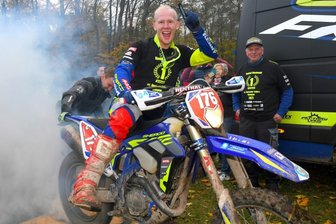 Wenn der Champion durchdreht - Da durften die Reifen mal qualmen: Hamish Macdonald feierte jüngst den Titelgewinn in der Deutschen Enduro-Meisterschaft. Die Pizzen als Belohnung isst er allerdings lieber in Italien.