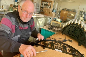 Wenn der elektrische Schwibbogen streikt: So klappt’s im Erzgebirge mit der Reparatur - Ein Test - Andreas Haase von der Firma Haase & Fritzsch Schwarzenberg.