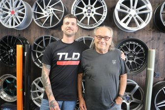 Wenn der Enkel zum Chef des eigenen Opas wird: Großvater übergibt Pausaer Familienbetrieb an die nächste Generation - Opa und Enkel: Ulrich Flöter übergibt sein gleichnamiges Autohaus in Pausa an Thommy Flöter.