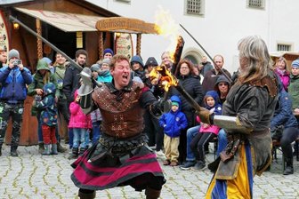 Wenn der Fernfahrer in Zschopau  zum Gaukler wird - Mit Schwertern, Keulen und sogar mit Feuer lieferten sich die Kämpfer der Rittergruppe Herold aus Böhmen erbitterte Duelle. Allerdings kam der Humor dabei auch nicht zu kurz. 