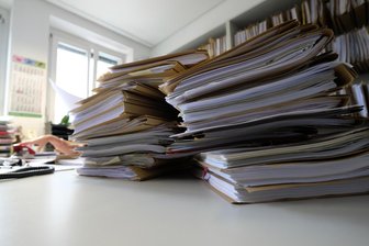Wenn der Gabelstapler ein halbes Jahr still steht: Wie Bürokratie in sächsischen Unternehmen für Frust sorgt und was man tun könnte - Bürokratie kostet Geld und nervt - vor allem, wenn ihr Sinn nicht erkennbar ist.
