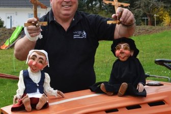 Wenn der Garten zur Festwiese wird - Die Grünfläche neben seinem Haus will Frank Hübner Anfang in Kürze eine Festwiese machen. Dort sollen Anfang Juli die Gelenauer Puppentheatertage über die Bühne gehen. 