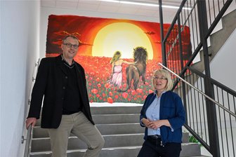 Wenn der Glaube Vorschrift ist: Wie die neue Fels-Schule in Limbach-Oberfrohna um Lehrkräfte wirbt - Schulleiterin Susanne Willuhn-Wolff (rechts) und ihr Stellvertreter Markus Walter sind erleichtert, dass der Umzug in die ehemalige Artiseda-Fabrik pünktlich zum Schuljahresbeginn abgeschlossen war.