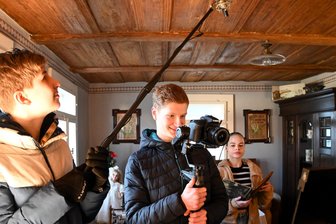 Wenn der goldene Löwe erwacht. Vogtländische Schüler starten zur 800-Jahrfeier ihres Orts durch - Videodreh in der Heimatstube. Von links Leo Tepper, Louis Pampel und Laura Linder.