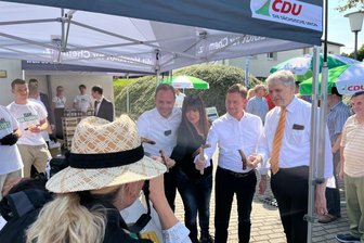 Wenn der Grill nie kalt wird: Wahlkampf bei der Chemnitzer CDU - Alexander Dierks, Ines Saborowski, Michael Kretschmer und Peter Patt: Ohne Grillwurst kein Wahlkampf.