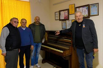 „Wenn der Großvater das gewusst hätte“: Wie ein Reinsdorfer Klavier in die Ukraine kam - Karl-Ernst Müller (r.) und seine Begleiter übergaben das Klavier an Priester Jewhen Rjabetsder (2. v. l.).
