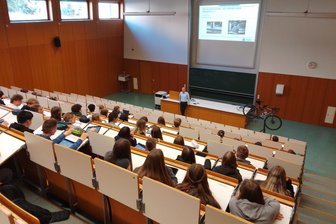 Wenn der Hörsaal zum Klassenzimmer wird: Hochschule Mittweida übernimmt Unterricht - Die Schüler des Gymnasiums im Hörsaal der Hochschule Mittweida.