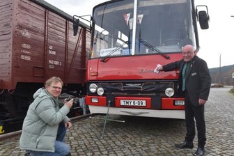 Wenn der Ikarus den Dampfzug ersetzt - Ein Ikarus-Bus - Baujahr 1989 - war am Wochenende im Schienenersatzverkehr der Fichtelbergbahn unterwegs. Fahrer Thomas Mothes (r.) brachte für Fotos von Andreas Fischer sogar das frühere Nummernschild an.