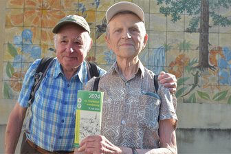 Wenn der „junge Hüpfer“ 90 ist: Kaiserwetter, Stammgäste und Wanderdiesel in Triebel - Die beiden ältesten Teilnehmer waren der 96-jährige Willi Ronz (rechts) aus Plauen und der 90-jährige Wolfgang Buchwald aus Leipzig.