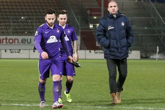 Wenn der Kopf zum Problem wird - Trotz 14 Spielen ohne Niederlage wirken Calogero Rizzuto, Simon Handle und Sportdirektor Steffen Ziffert (von links) nicht glücklich.