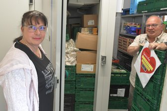 Wenn der Kühlraum streikt: Wie die Tafel Freiberg dank vieler Helfer Herausforderungen stemmt - Anja Fiedler von der Freiberger Tafel erhält von Thomas Erler eine Spende für den Kauf einer dringend benötigten neuen Kühlzelle.
