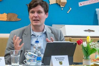Wenn der Kultusminister „ein klares Handyverbot sachsenweit“ bis Klasse 8 statt nur bis Klasse 4 will - „Ein klares Handyverbot sachsenweit“: Was Kultusminister Conrad Clemens (CDU) sich bis Klasse 8 vorstellen kann.