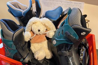 Wenn der Kuschelhase auf der Eisbahn in Freiberg zurückbleibt - Einige kuriose Fundstücke blieben auf der Eisbahn zurück.