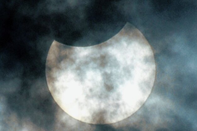 Wenn der Mond an der Sonne knabbert - Die partielle Sonnenfinsternis fotografiert am Dienstag zwischen 11.10 und 12.10 Uhr in der Nähe von Thalheim. Leider war es bewölkt - und doch blitzte immer mal für ein paar Sekunden die Sonne durch die Wolkendecke. Der Anblick wirkte dadurch mitunter mystisch. 