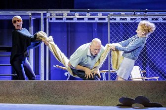 Wenn der Nachbar der Dorf-Nazi ist: Juli Zehs „Über Menschen“ erlebt Zwickau-Premiere im Gewandhaus - Der Dorf-Nazi (Stephan Schäfer) hat‘s nicht leicht. Dora (Julia Hell, r.) und Hündin Jochen (Ute Menzel) nehmen den Nachbarn in die Mangel.