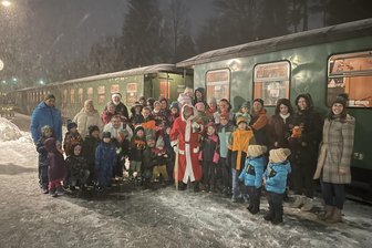 Wenn der Nikolaus in der Fichtelbergbahn auftaucht - 46 kleine und große Zugfans nahmen an der Nikolausfahrt von Cranzahl nach Oberwiesenthal teil. Stephanie Hoyer vom SRCC organisierte (r.) die Fahrt bereits zum fünften Mal. Das Angebot war nach kürzester Zeit ausgebucht.