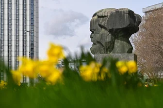 Wenn der Nischel verschwindet: Neue Kurzkrimis aus der Kulturhauptstadt - Hier steht er noch, aber wie lange – fragen sich zumindest manch Krimiautoren: der Marx-Kopf in Chemnitz.