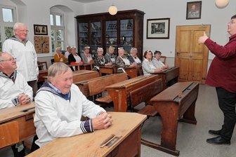 Wenn der Oberlehrer spricht - nach 60 Jahren wieder Schule - Jürgen Kitzing (vorn) hätte zu Kaisers Zeiten nicht lachen dürfen, wenn der Oberlehrer, hier Michael Kreskowsky (r.), zur Klasse spricht.