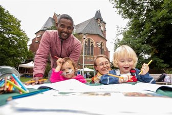 Wenn der Pfarrer zum Kaiser wird: Rund um die Plauener Pauluskirche steigt mit dem „Kaiser-Kiez“ eine tierische Party - Sie spitzten die Malstifte: Yacob Michael (links) mit Marie, 2 Jahre, und Janina Wolf mit Tara, 3 Jahre. Im Hintergrund die Pauluskirche an der Kaiserstraße.