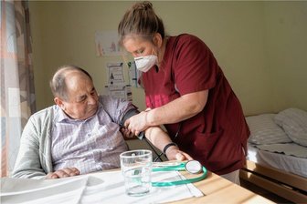 Wenn der Pflegeplatz zu teuer wird: Was tun bei einer Preiserhöhung? - Nicht nur den Blutdruck: Inflation und Energiepreise werden auch die Kosten im Pflegeheim in die Höhe treiben.