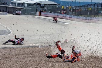 Wenn der Sachsenring-König stürzt: Warum die Kurve eins eine Problemzone ist - Sachsenring-König Marc Marquez (vorn) stürzte am Freitag spektakulär in Kurve eins. 