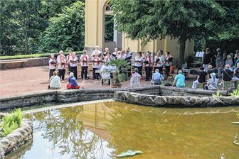 Wenn der Schlosspark singt: Zehn Dinge, die Besucher des Sängertreffens in Lichtenwalde wissen sollten - Zum Sängertreffen im Juni 2022 hatten sich rund 800 Besucher im Barockgarten eingefunden. Im Bild der Silberbach-/Vogtlandchor bei den Sieben Künsten.