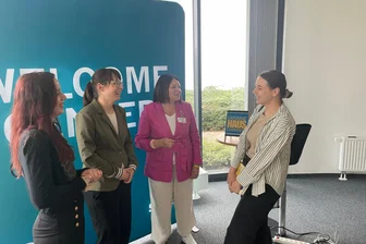 Wenn der Schutzstatus wegfällt: Diese Möglichkeiten haben Ukrainer, in Chemnitz zu bleiben - Anna-Maria Hübner und Maria Alexander vom Welcome-Center im Gespräch mit Veronika Smalko vom Verein Ukraine-Haus und der angehenden Lehrerin Natalia Pienkevych (von links).
