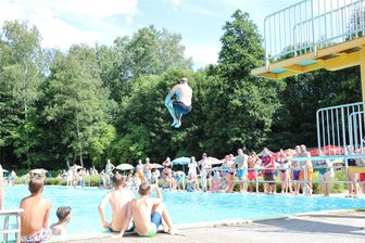 Wenn der Sprung ins kühle Nass zur Challenge wird: Arschbomben-Meisterschaft in Sehma - Über 90 Teilnehmer stürzten sich, teils waghalsig, in die Fluten.