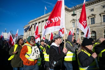 Wenn der starke Arm übertreibt - Vor dem Berliner Abgeordnetenhaus stehen Verdi Mitglieder bei einer Kundgebung von Verdi zu den Tarifverhandlungen und zum Warnstreik bei Vivantes.