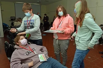 Wenn der Strom weg ist - Den außergewöhnlichen Unterrichtstag erlebten auch die Schüler der 8. Klasse aus Regis-Breitingen. Sie unternahmen auch ein Rollenspiel und sollten sich in die Situation im Krankenhaus versetzen. Patient Jonas liegt auf der Intensivstation. Arzt Collin versorgt ihn. 