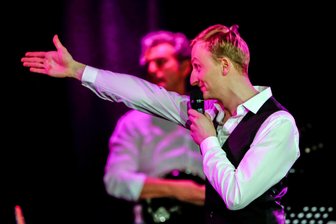 Wenn der Techniker Gitarre spielt und der Oberbürgermeister singt: Die etwas andere Show in Leipzig - Brian Völkner ist einer der beiden Erfinder der Leipziger Erfolgsshow „Kitsch & Krempel“.