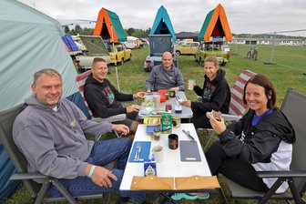 Wenn der Trabi Ost und West verbindet: Teilnehmerrekord beim Trabanttreffen in Zwickau - Trabant-Treffen unter Freunden: Enrico Leya, Markus Eilert, David Gutschner, Nancy Eilert und Christiane Leya (von links) stammen aus dem Osten, leben im Westen und sind auch im Urlaub mit Trabant und Dachzelt unterwegs. Polen, Litauen und Tschechien waren zuletzt ihre Ziele. Dieses Wochenende steuerten sie den Flugplatz in Zwickau an.
