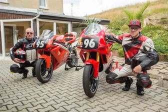 Wenn der Vater mit dem Sohne in den Sattel steigt: Seiffener duellieren sich auf der Piste - Sven Matthes (links) und sein Sohn Philipp Matthes treten am Wochenende gemeinsam in Most zum Wettkampf an.