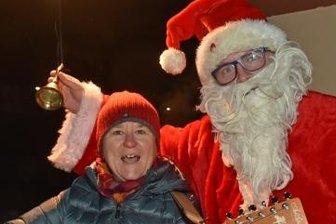 Wenn der Weihnachtsmann vom Balkon aus grüßt - Dorethea Richter spielte Gitarre, Weihnachtsmann Daniel, auch bekannt als Eismann von Flöha, läutete das Glöckchen.