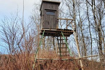 Wenn der "Wilderer" im Revier selbst Jäger ist - Die beschädigte Jagdkanzel in einem Waldstück bei Pöhla. Gegen den Täter wurde Anzeige erstattet, die Kriminalpolizei ermittelt.
