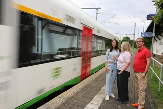 Wenn der Zug am Bahnhof nur noch durchrauscht: Vogtländer will Verkehrsverbund zum Umdenken bewegen - Große Resonanz auf Petition - Symbolik: Der Zug - wie so viele andere auch - fährt in Reuth ohne Halt durch, zeigen Corinne Ketzel, Heike Löffler und Markus Brosche (von links).