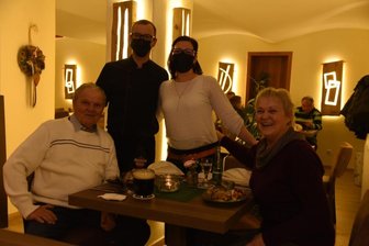 Wenn die alten Wirtsleute bei den neuen zum Essen kommen - Peter und Ilona Jahnsmüller gehen jetzt regelmäßig in ihrer alten Wirkungsstätte essen. Mit den neuen Besitzern Daniel Ufer und Eva Quitzow pflegen sie ein freundschaftliches Verhältnis.