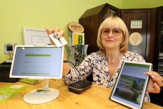 Wenn die Bestellung ein QR-Code übernimmt: Berghotel „Talblick“ in Holzhau geht neue Wege - Vom Check-in bis zur Gästemappe: Geschäftsführerin Iris Gläser hat das Berghotel „Talblick“ in Holzhau digital in die Gegenwart geholt.