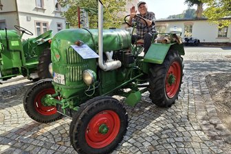 Wenn die Brockenhexe langsam zum Oldtimertreffen durch Eppendorf tuckert - Wilfried Neubert aus Eppendorf war mit seiner „Brockenhexe" beim Oldtimertreffen dabei.