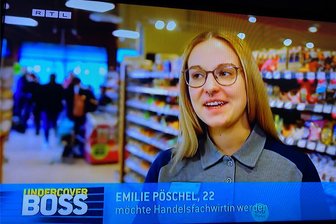 Wenn die Chefs heimlich als Praktikanten auftauchen: RTL-Format „Undercover Boss“ hat auch im Vogtland gedreht - Emilie Pöschel vom jungen Denns-Markt-Team in Plauen hat sich fair gegenüber dem „Praktikanten“ verhalten. Nur mit der Geschwindigkeit beim Bodenreinigen war sie nicht zufrieden.