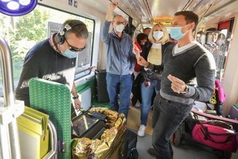 Wenn die City-Bahn zum Club wird - Premiere: Der erste Partyzug rollte am Samstagnachmittag von Chemnitz über Frankenberg nach Hainichen und wieder zurück nach Frankenberg. Dort fand am Abend am Bahnhof ein Konzert statt. Das Kulturhauptstadt-Projekt ist eine Idee von Thomas Uhlig und Kai Rösler. Letzterer stand als DJ im ersten von zwei Partyzügen der City-Bahn-Linie C 15 am Mischpult. 