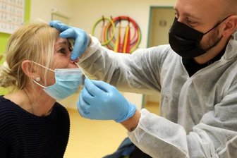 Wenn die Corona-Teststelle zum neuen Arbeitsplatz wird - Die Mitarbeiter testen sich täglich vor Dienstbeginn. Die Aufgabe übernimmt Kai Lasseck bei Annett Weber.