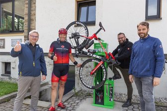 Wenn die Defekthexe auf dem Stoneman mitfährt: Bärenstein bietet jetzt zusätzlichen Service für Radfahrer - Freuen sich über die neue Fahrrad-Reparaturstation auf dem Bärenstein: Bürgermeister Silvio Wagner, Radsportlegende Olaf Ludwig, Bergwirt Dennis Feist und Sascha Simm von den Stadtwerken Annaberg-Buchholz (Foto von links).