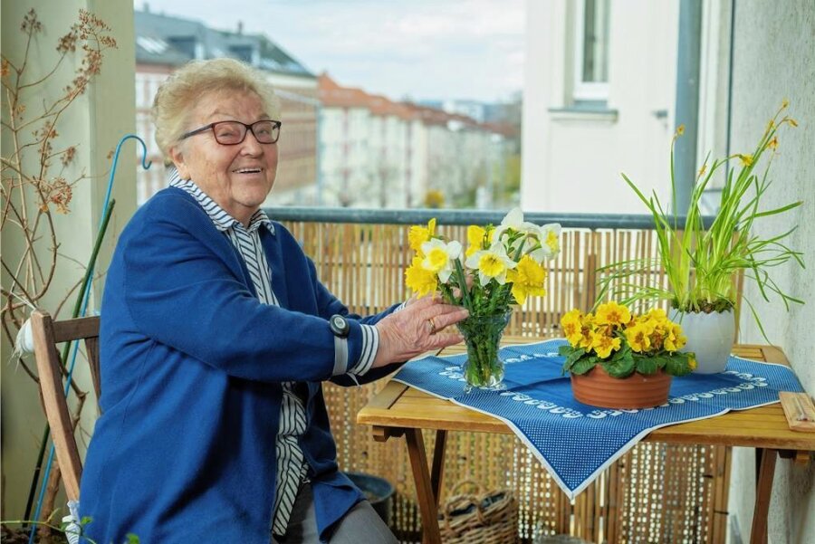 Wenn die Eltern in Not geraten: Was Hausnotruf-Dienste leisten und kosten - Charlotte Theß auf ihrem Balkon einer Seniorenwohnanlage in Chemnitz. Das besondere Armband gibt ihr Sicherheit im Alltag.