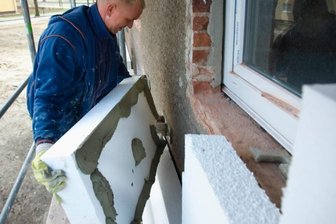Wenn die Fassade Feuer fängt - Ein Arbeiter bringt an einer Altbaufassade ein zwölf Zentimeter dickes Verbundsystem aus Styropor-Platten an. Auf diese Weise wurden seit den 1990er-Jahren auch viele Häuser in Chemnitz wärmegedämmt. Das Kunststoffmaterial kann bei großer Hitze entflammen.