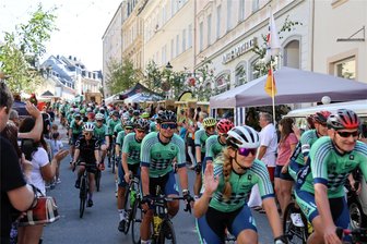 Wenn die Friedensfahrt den Jahrmarkt kreuzt - Die Friedensfahrt mit ihren rund 200 Teilnehmern durchquerte den Buchholzer Jahrmarkt.
