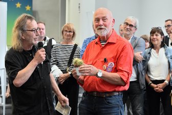 Wenn die Friedenstaube unter den Panzer gerät: IHK Chemnitz stellt Meister des Galgenhumors aus - Steffen Jacob bekam für sein Engagement für die Karikaturenausstellung einen Kaktus und einen Gutschein für eine neue Staffelei.