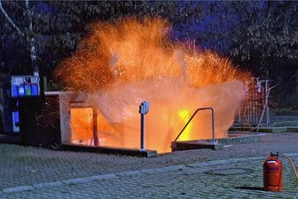 Wenn die Gasleitung ein Leck hat - Erste Trainingsanlage für Szenarien mit Wasserstof in Freiberg in Betrieb - Im Foto wird ein Kellerraum präpariert, in den strömt ein Wasserstoffgemisch, das, sobald die jeweilige Konzentration erreicht und ein Anlass geboten wird, zündet.